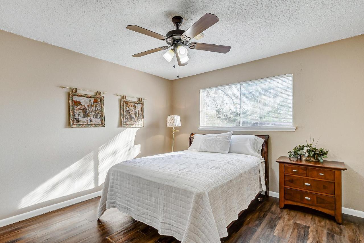 Cheerful 3-Bedroom Home With Indoor Fireplace ヒューストン エクステリア 写真