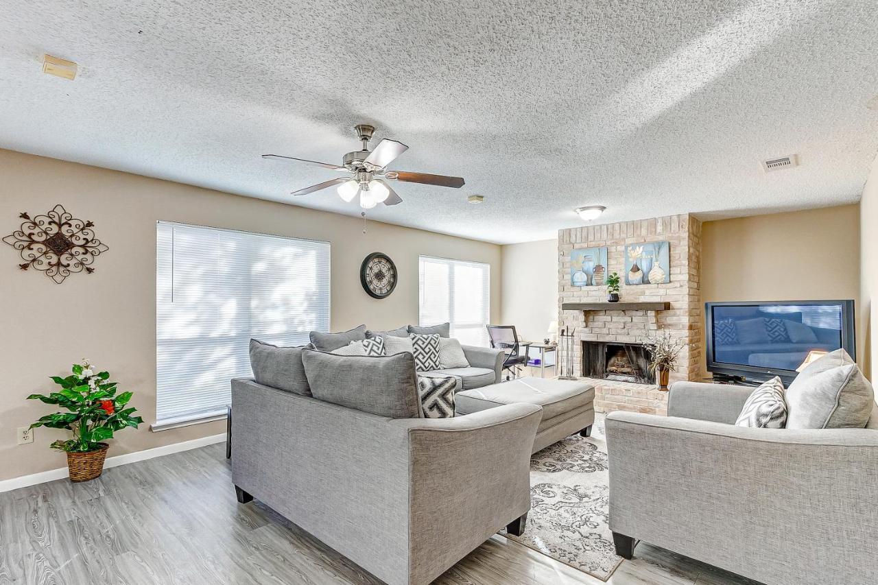 Cheerful 3-Bedroom Home With Indoor Fireplace ヒューストン エクステリア 写真