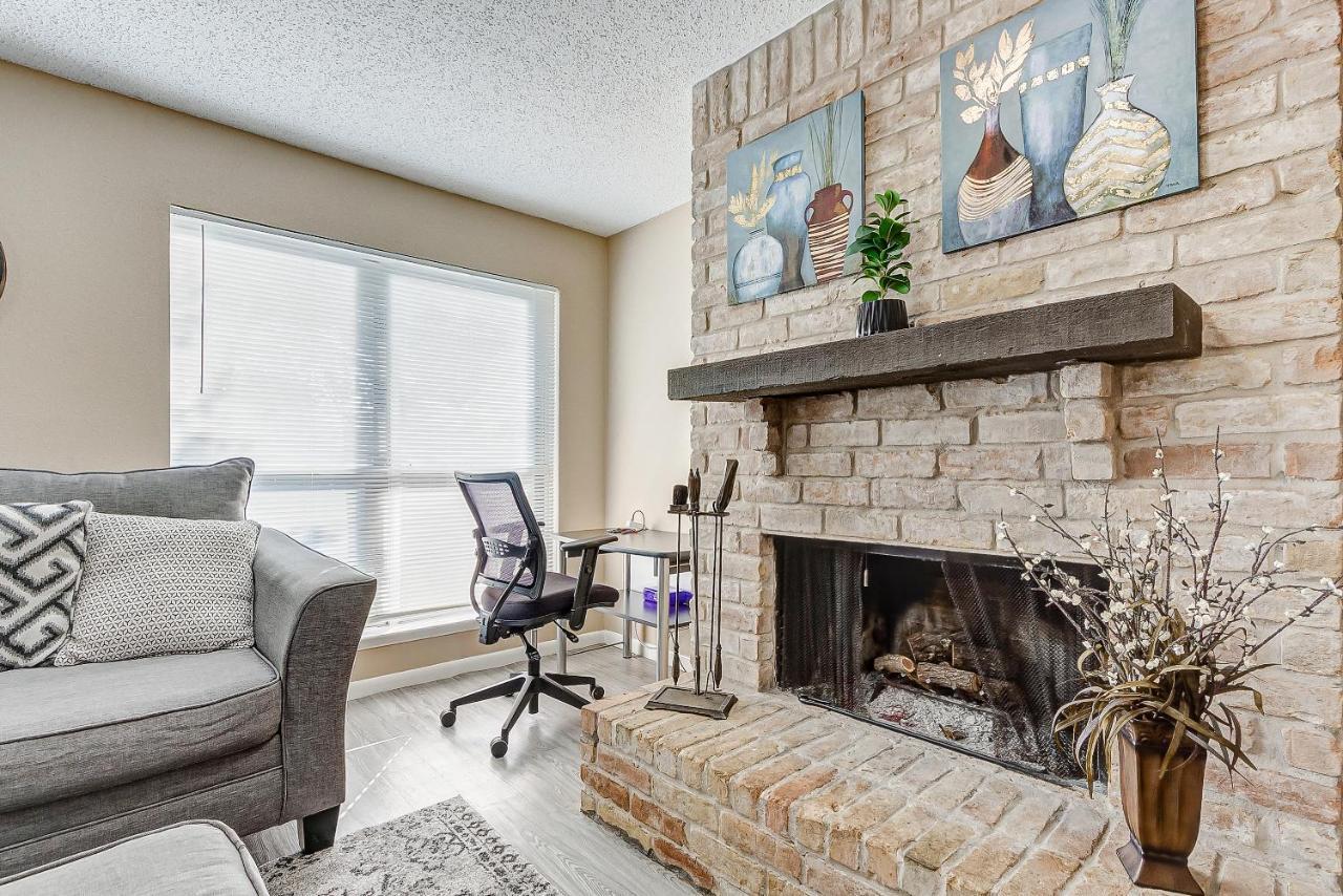 Cheerful 3-Bedroom Home With Indoor Fireplace ヒューストン エクステリア 写真